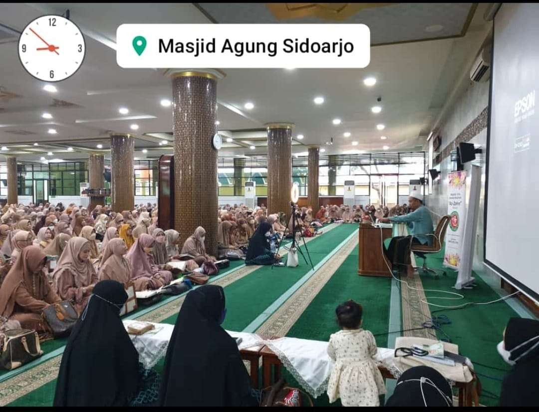 Ust Ma'ruf Khozin saat memberi pengajian buku Fikih Qurban bersama bunda-bunda Az-Zahra Sidoarjo. (Foto: maruf khozin)