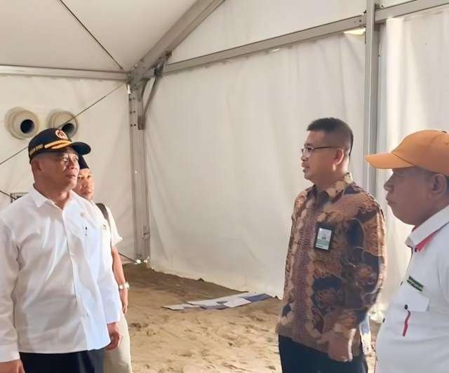 Menko PMK Muhadjir Effendy meninjau tenda-tenda di Arafah yang hendak dipergunakan jemaah haji Indonesia menunaikan wukuf, Jumat 2 Juni 2023. (Foto: Istimewa)