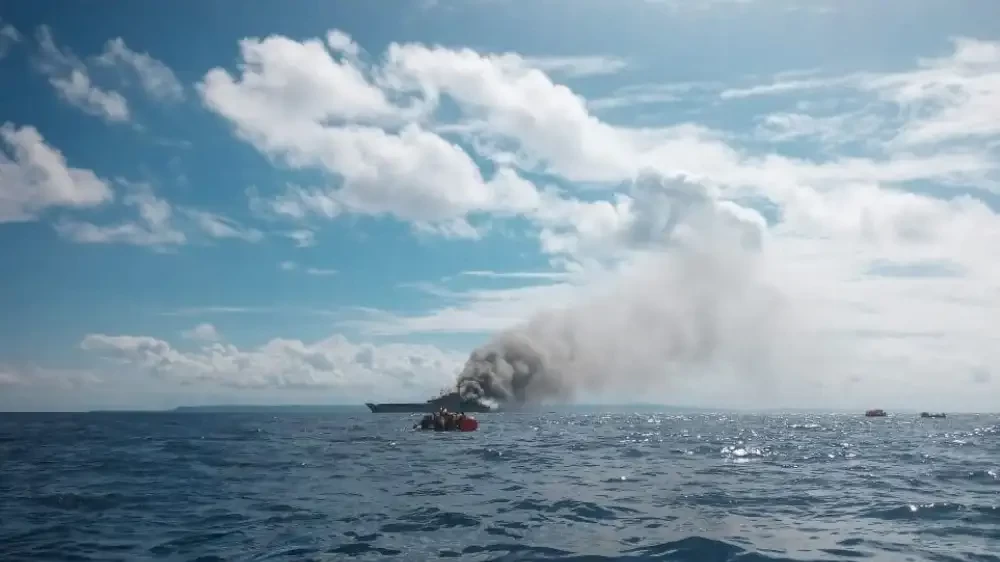 KRI Teluk Hading 538 milik TNI Angkatan Laut (AL) terbakar pada Sabtu 3 Juni 2023. (Foto:  dok.tvonenews.com)