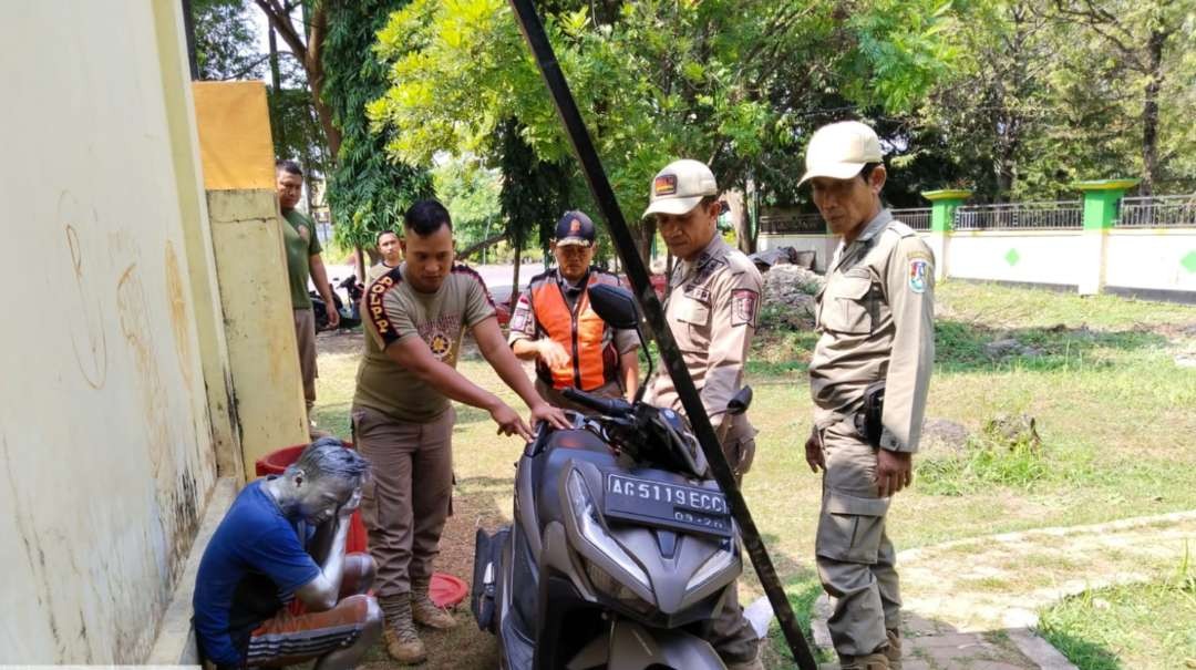 Pengamen manusia silver ketika diamankan petugas Satpol PP Tuban (Foto: dok. Satpol PP Tuban)