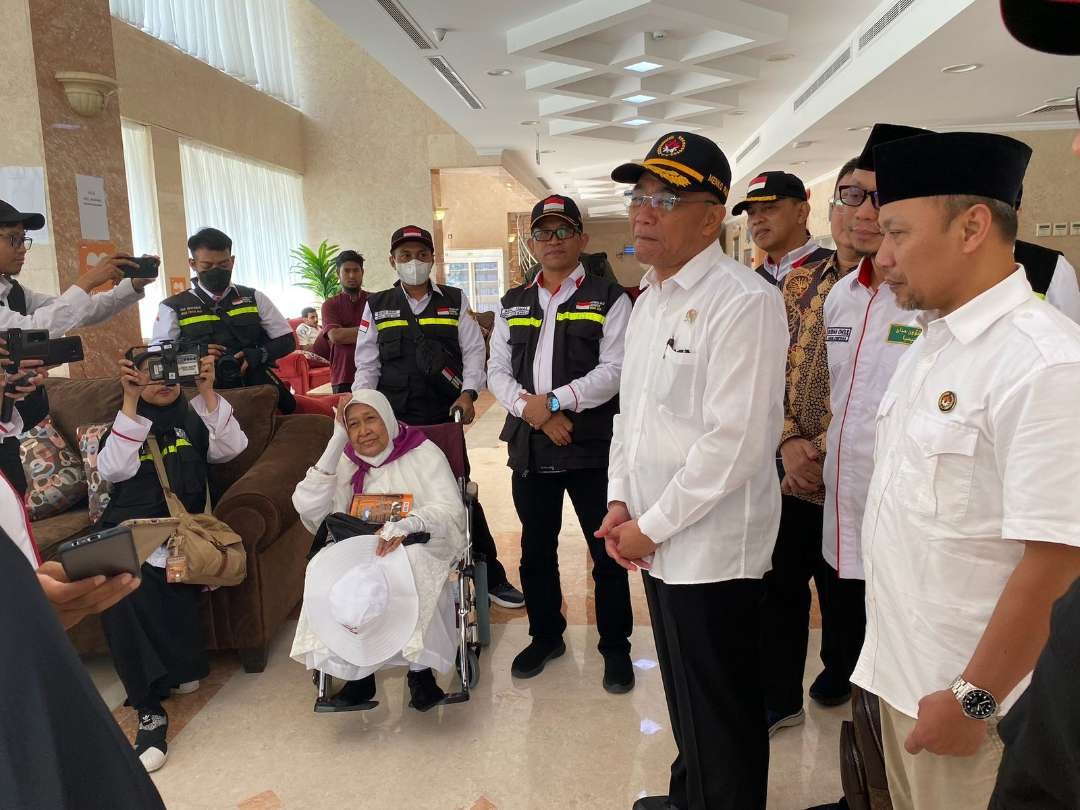 Menteri Koordinator Bidang Pembangunan Manusia dan Kebudayaan (Menko PMK) Muhadjir Effendy blusukan menemui  jemaah haji Indonesia yang sudah berada di Kota Suci Makah, Jumat 2 Juni 2023. (Foto: istimewa)