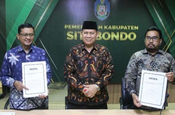 Ketua KPU Situbondo, Marwoto, bersama Sekda Situbondo Wawan Setiawan (tengah), dan Ketua Bawaslu Situbondo Murtapik saat menyepakati anggaran untuk Pilkada 2024 di Kantor Pemkab Situbondo. (Foto: Prokopim Situbondo)