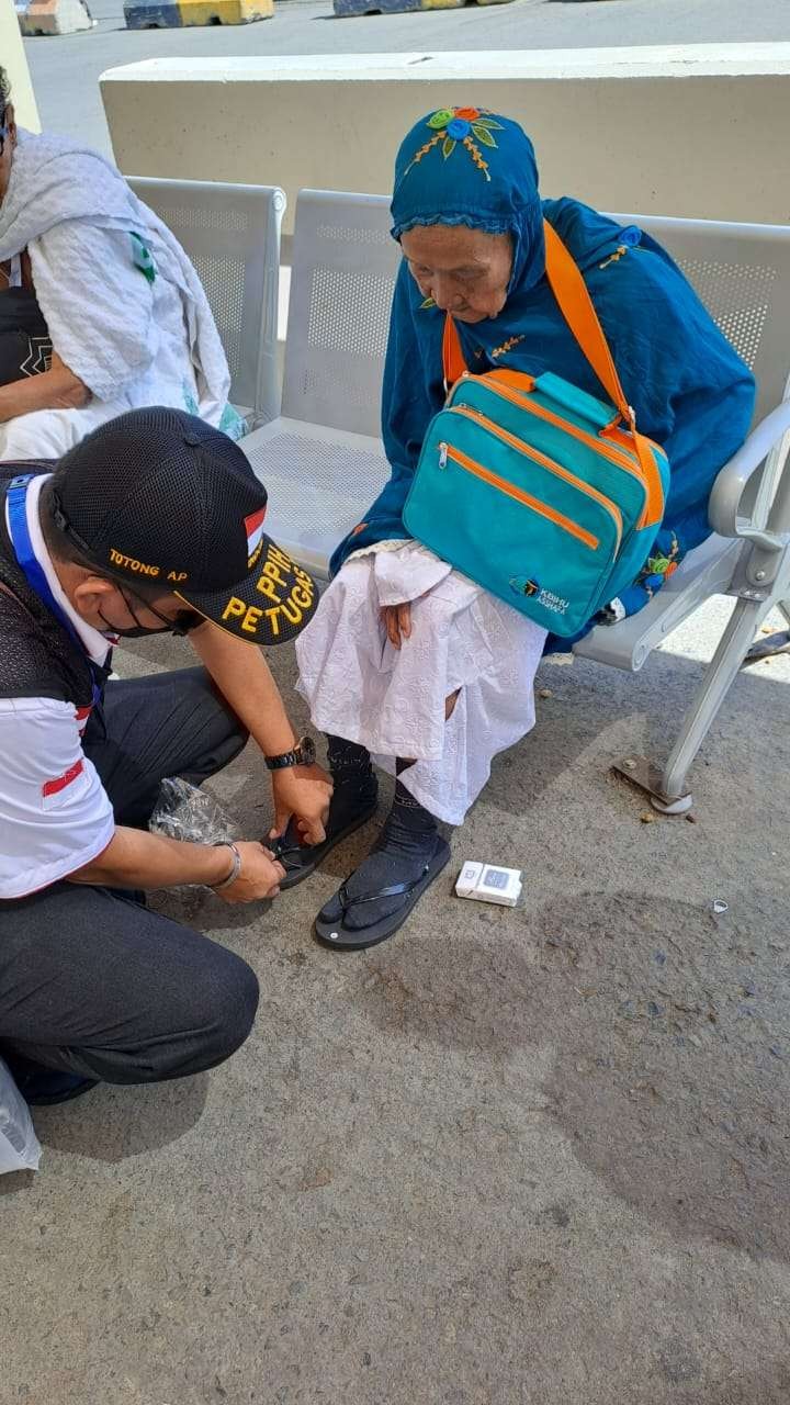 Tim Penanganan Krisis dan Pertolongan Pertama pada Jemaah Haji (PKP3JH) menggalakkan gerakan siaga sandal dan alas kaki. (Foto: Istimewa)