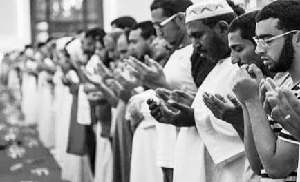 Jemaah shalat Subuh saat membaca doa qunut. (Foto: dok/ngopibareng.id)