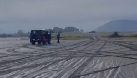 Kawasan Bromo mengawali fenomena embun beku atau frost yang menutup sebagian besar lautan pasirnya. Ada risiko gagal panen bagi pertanian. (Foto: Instagram @KhofifahIP)