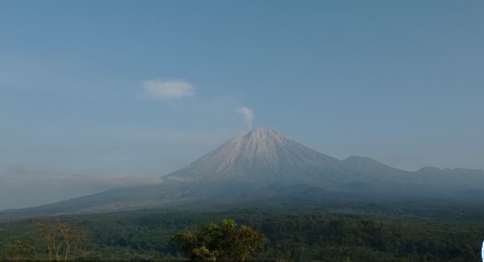 Kondisi Gunung Semeru, Minggu, 4 Juni 2023, pagi hari ini. (Foto: Mama ESDM)