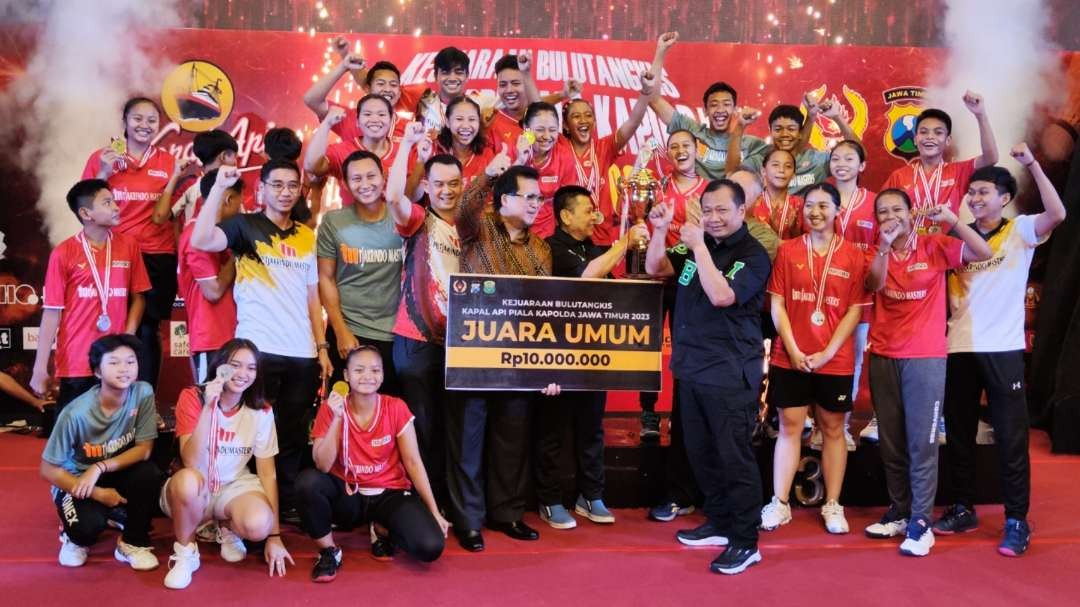 Kapolda Jatim, Irjen Pol Toni Harmanto saat menyerahkan piala juara umum Piala Kapolda Jatim 2023 kepada Tjakrindo Bayu Kencana di GOR Sudirman, Surabaya, Minggu 4 Juni 2023. (Foto: Fariz Yarbo/Ngopibareng.id)