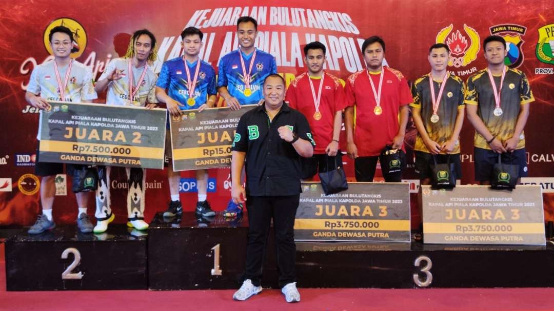 Ketua PBSI Jatim, Tony Wahyudi (tengah) usai menyerahkan medali kepada pemenang Ganda Dewasa Putra dalam Piala Kapolda Jatim 2023 di GOR Sudirman, Surabaya, Minggu 4 Juni 2023. (Foto: Fariz Yarbo/Ngopibareng.id)