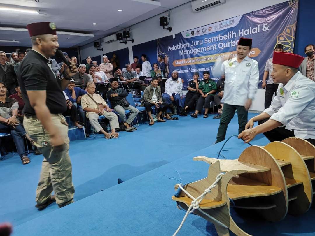 Masjid A. Aziz Stikosa-AWS bekerja sama dengan IKA Stikosa-AWS, Akademik Stikosa-AWS, BUMD RPH Surabaya, menggelar pelatihan Juru Sembelih Halal (Juleha)