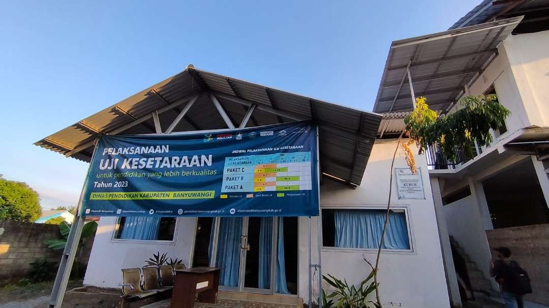 PKBM At-Taubah, lembaga pendidikan yang dikelola Sn (foto:Muh Hujaini/Ngopibareng.id)