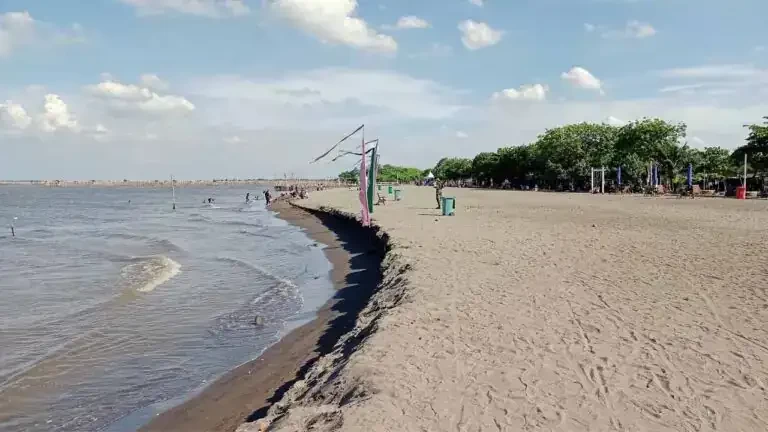 Pantai wisata Tanjung Pasir, Tangerang,  terbentang luas, tempat bersantai sambil menikmati kuliner bernuansa laut. (Foto: Asmanu Sudarso/Ngopibareng.id)