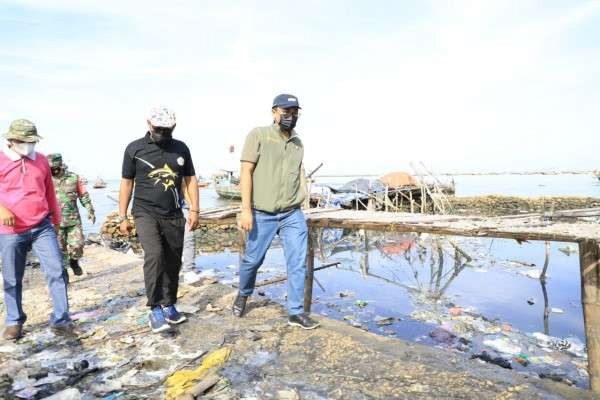 Bupati Pamekasan, Madura, Jawa Timur, Baddrut Tamam mengunjungi Desa Branta Tinggi Kecamatan Tlanakan dengan mengendarai sepeda motor. (Foto: dok. Kominfo)