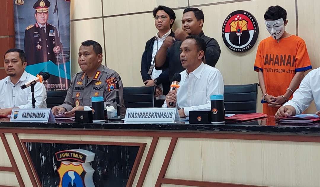 Wadirreskrimsus Polda Jatim, AKBP Arman saat menyampaikan keterangan hasil pengungkapan kasus peretasan website pemerintah di Mapolda Jatim, Surabaya, Senin 5 Juni 2023. (Foto: Fariz Yarbo/Ngopibareng.id)