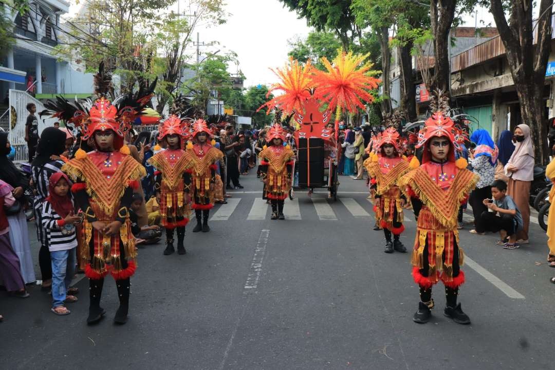 Karnaval sekolah ini, mengusung tema Pendidikan Berbudaya. Ratusan sekolah mengikuti kegiatan karnaval ini.