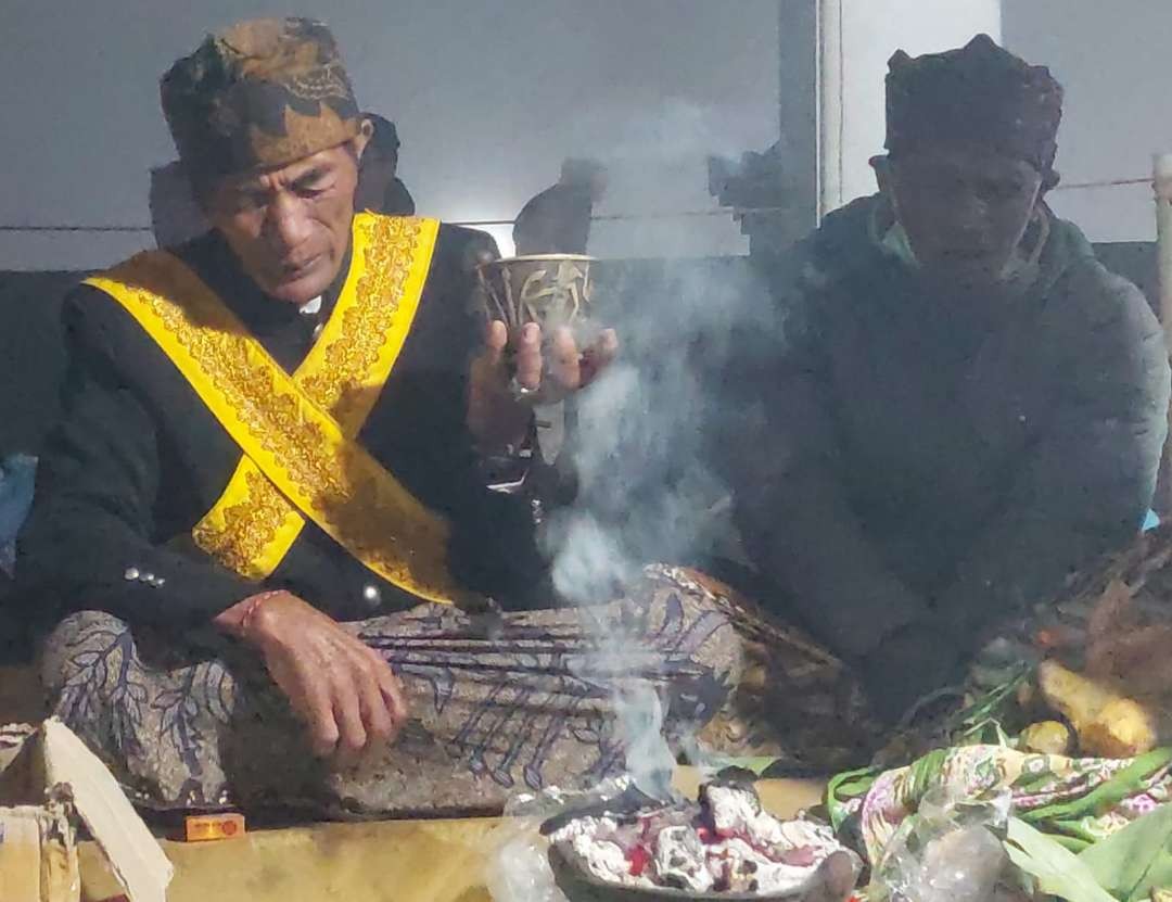 Ketua Dukun Paruman Tengger, Mbah Sutomo saat membacakan matra saat resepsi Yadnya Kasada di Pendapa Agung, Desa Ngadisari, Kecamatan Sukapura, Kabupaten Probolinggo. (Foto: Ikhsan Mahmudi/Ngopibareng.id)