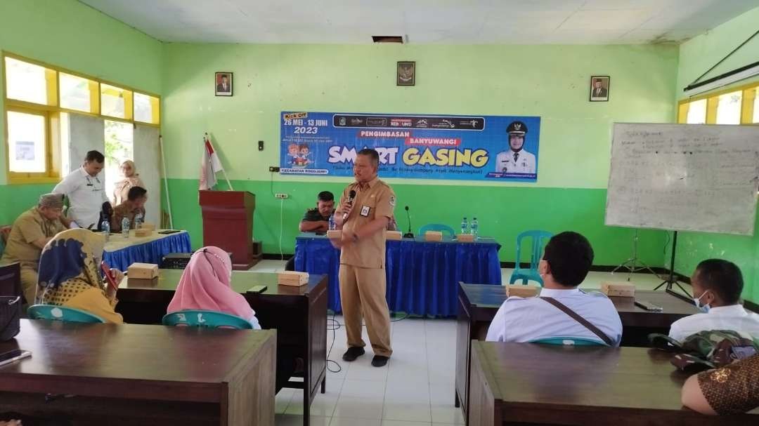 Plt. Kelapa Dinas Kesbangpol Banyuwangi M. Lutfi memberikan arahak kepada para tutor PKBM At-Taubah (foto: Muh Hujaini/Ngopibareng.id)