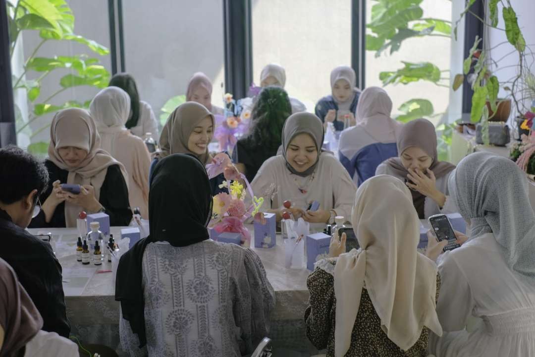 Para peserta sedang belajar meracik parfum sendiri. Acara ini diadakan oleh Leviora brand fashion wanita bersama brand parfum The Body Tale. (Foto: Istimewa)