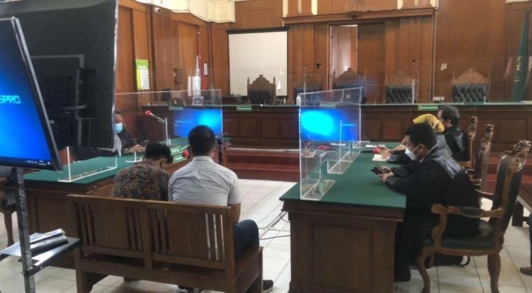 Dua terdakwa penganiayaan jurnalis Tempo di Surabaya resmi ditahan setelah panggilan ketiga. (Foto: Andhi Dwi/Ngopibareng.id)