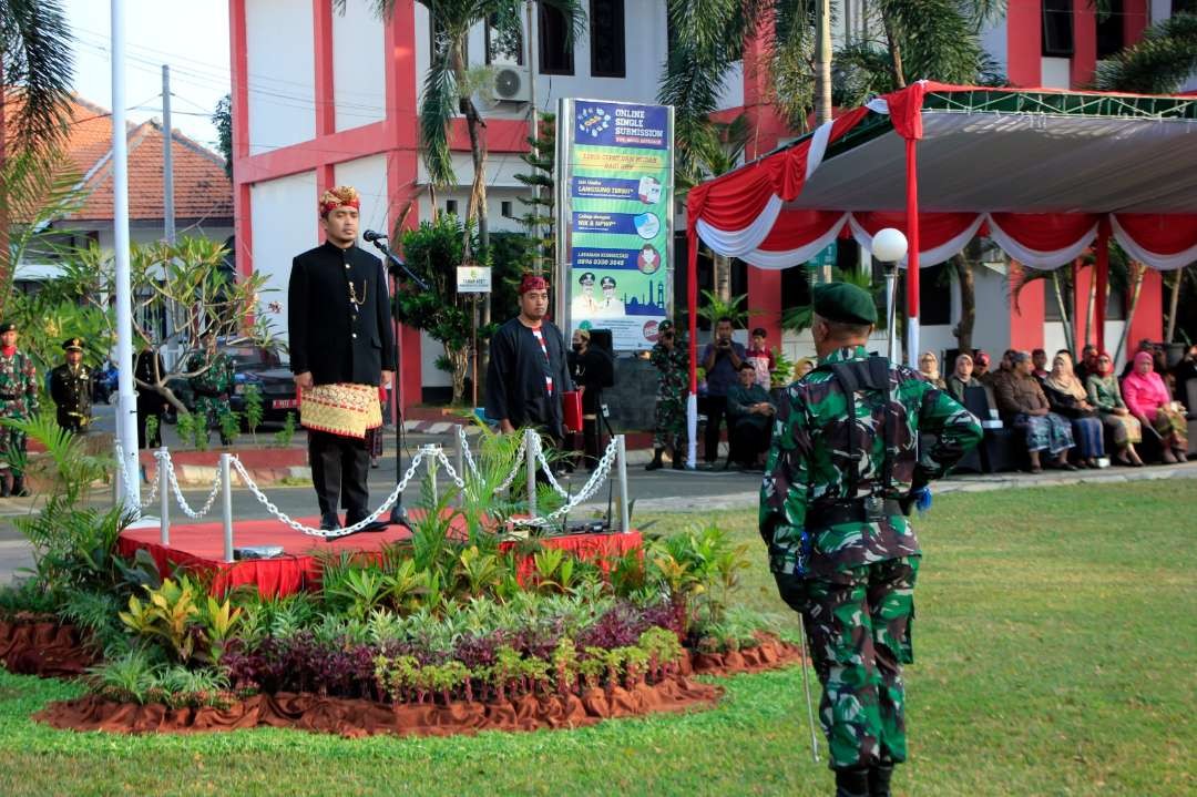 Wakil Walikota Pasuruan Adi Wibowo, yang bertindak sebagai inspektur upacara dalam kesempatan ini membacakan amanat Presiden RI Joko Widodo (Jokowi). (Foto: Humas Pemkot Pasuruan)