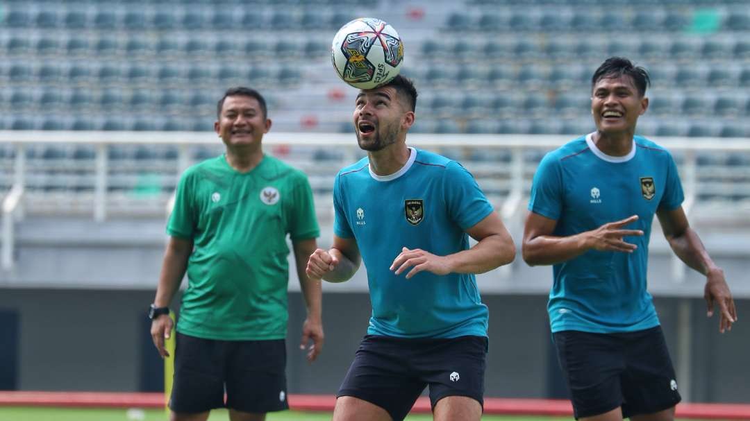 Pemain Timnas Indonesia menjalani latihan perdana di Stadion Gelora Bung Tomo, Surabaya, Selasa 6 Juni 2023. (Foto: Fariz Yarbo/Ngopibareng.id)