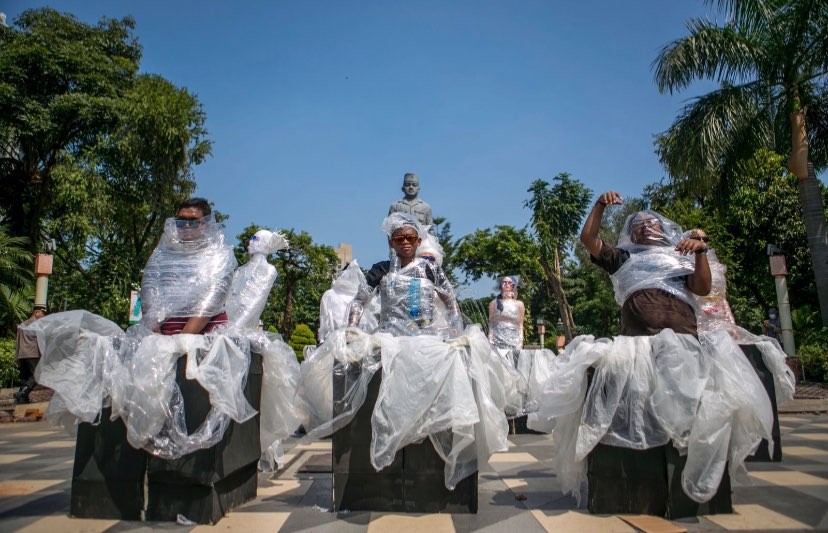 Aktivis lingkungan aksi teatrikal melilit manusia dengan plastik di Gedung Negara Grahadi (Foto: dok. Ecoton)