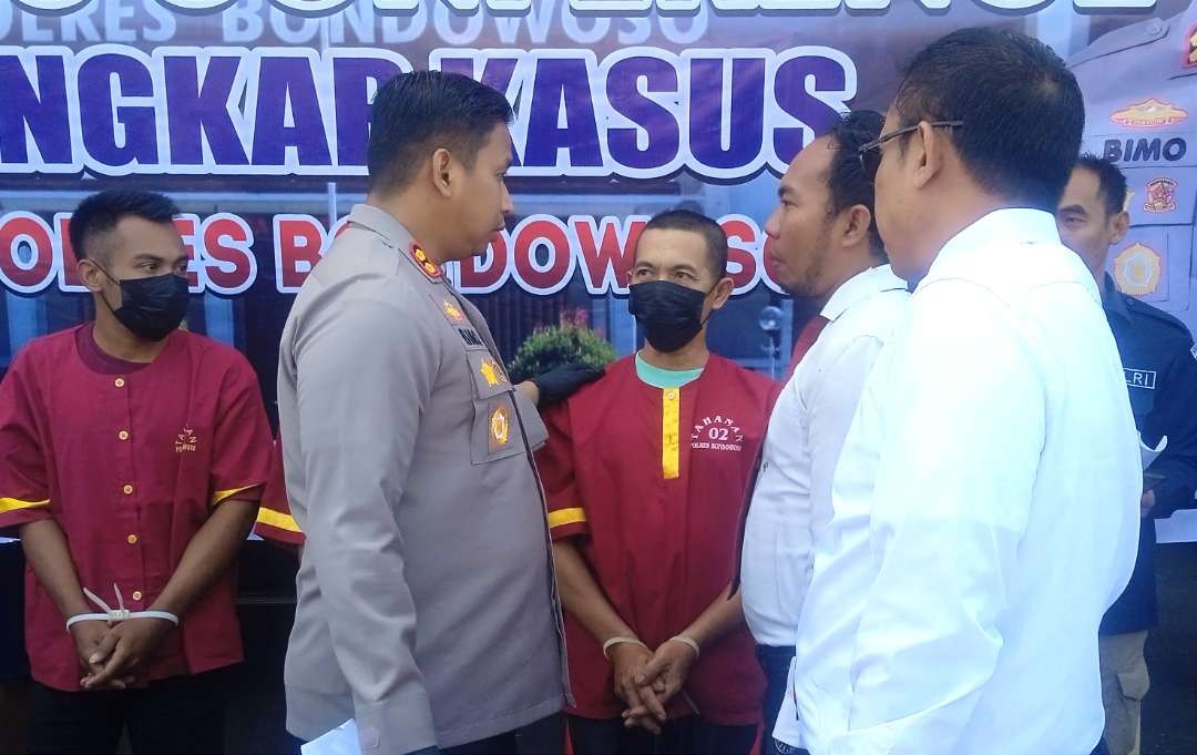 Kapolres Bondowoso AKBP Bimo Ariyanto berbincang dengan tiga tersangka kasus pencabulan anak di bawah umur di Mapolres Bondowoso. (Foto:guido/ngopibareng.id)