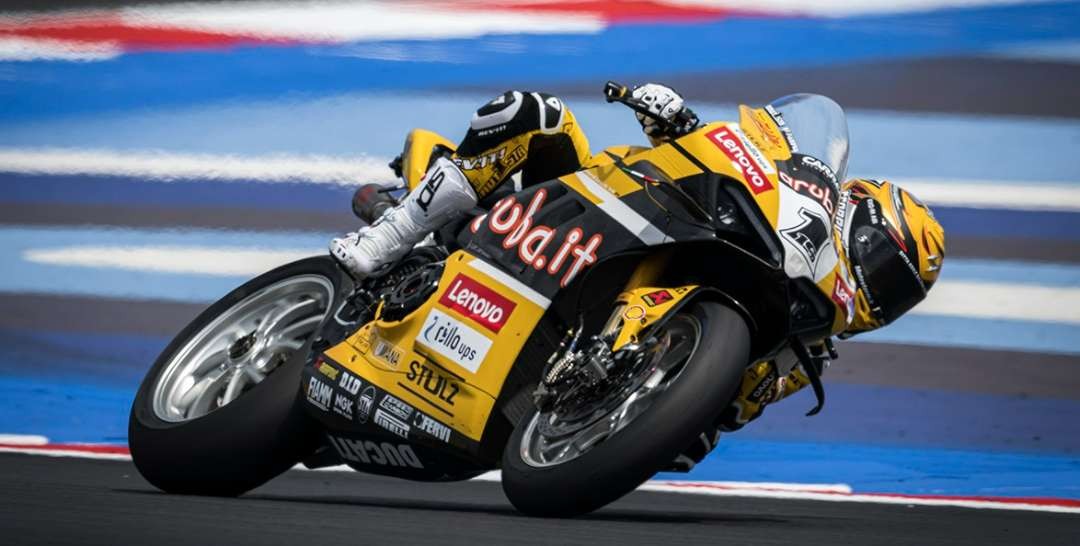 Pembalap Aruba Ducati World Superbike, Alvaro Bautista mengenakan livery kuning di WorldSBK Misano 2023