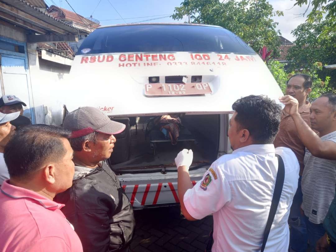 Petugas mengevakuasi jenazah korban ke rumah duka (foto: istimewa)