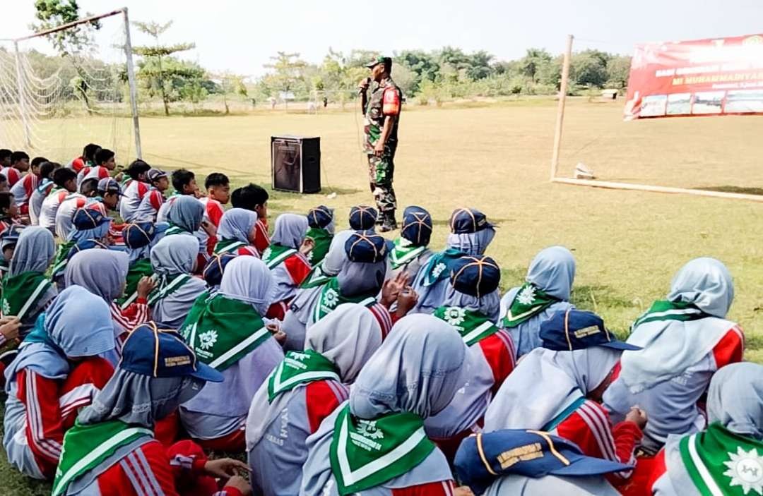 Para anggota Babinsa Koramil 0813-04/Sugihwaras, membekali puluhan pelajar Madrasah Ibtidaiyah (MI) Muhammadiyah 24 Sugihwaras pada Selasa 6 Juni 2023. (Foto: dok. Kodim Bojonegoro)