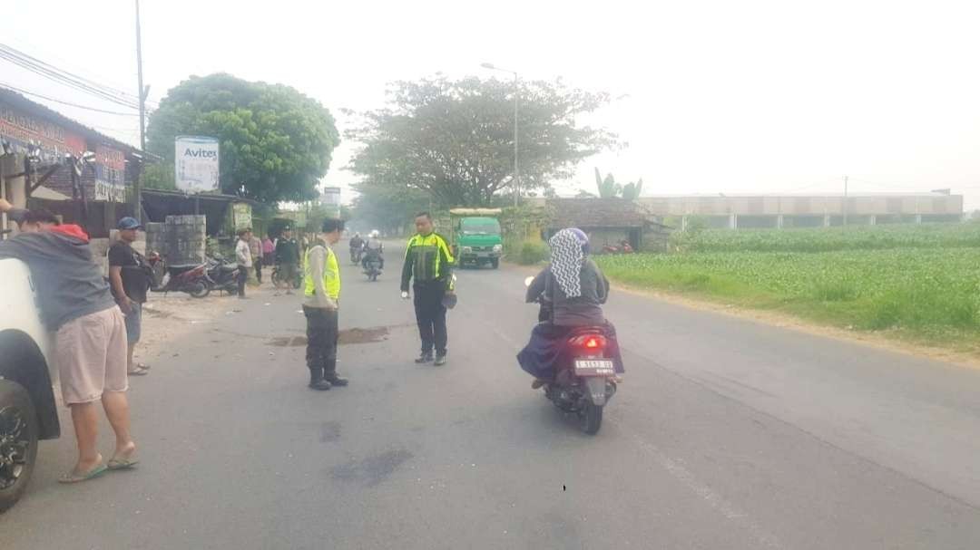 Polisi olah TKP di tempat kejadian kecelakaan.(Foto: dok Satlantas Polres Mojokerto)