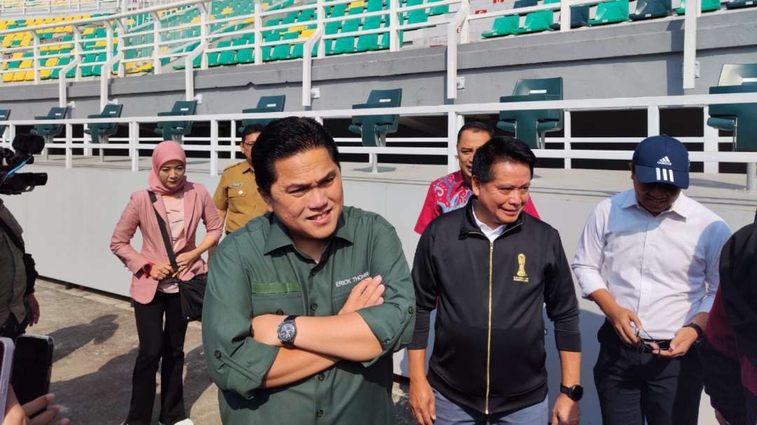 Ketua PSSI, Erick Thohir saat meninjau kesiapan lapangan jelang laga Indonesia melawan Palestina di Stadion Gelora Bung Tomo, Surabaya, Selasa, 6 Juni 2023. (Foto: Fariz Yarbo/Ngopibareng.id)