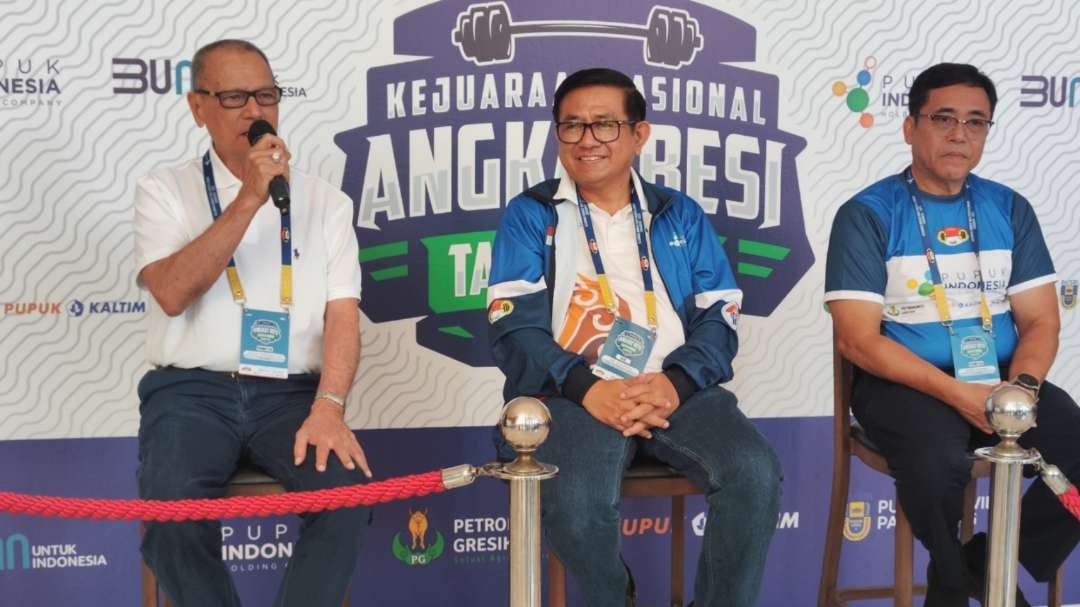 Sekjen PB PABSI, Djoko Purnomo (kiri) bersama Dirut PT Petrokimia Gresik Dwi Satriyo Annurogo (tengah) usai membuka gelaran Kejurnas Angkat Besi Junior dan Remaja 2023 di Surabaya, Selasa 6 Juni 2023. (Foto: Fariz Yarbo/Ngopibareng.id)