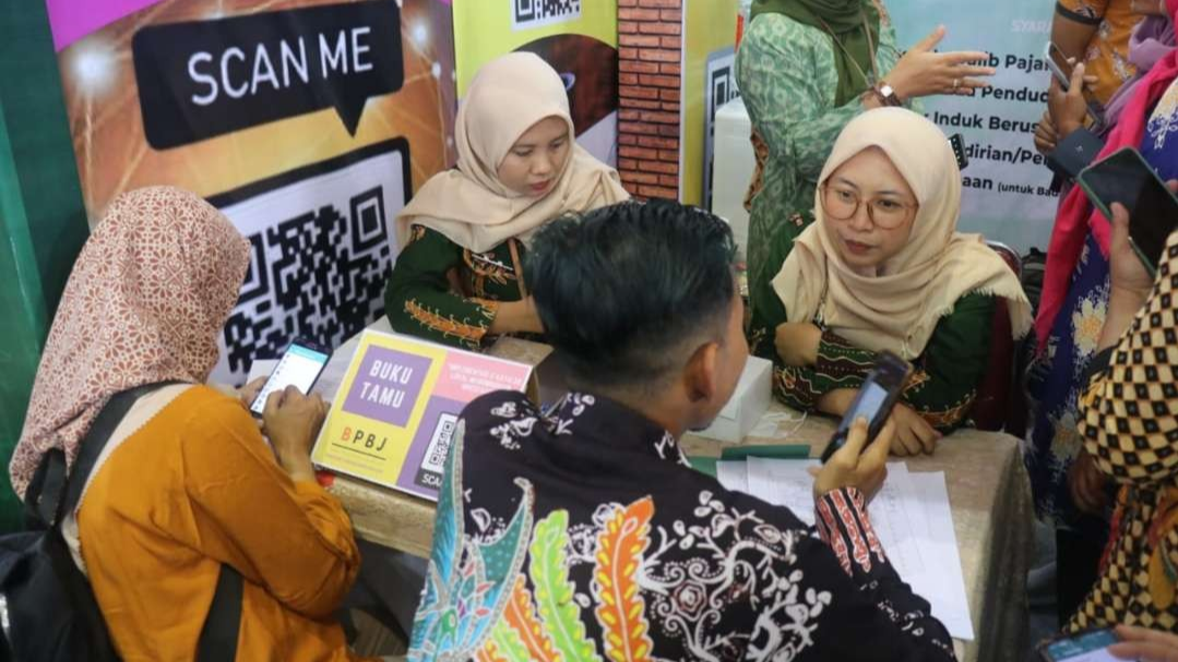 Sebagian pencari kerja mengikuti wawancara (Foto: Ahmad Sampurno/Ngopibareng.id)