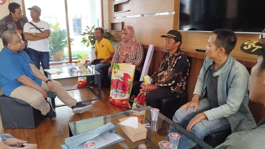 Warga penerima bansos yang mengaku uangnya dipotong untuk beli beras menyampaikan uneg-unegnya pada Kasi Intelijen Kejaksaan Negeri Banyuwangi (Foto: Muh Hujaini/Ngopibareng.id)