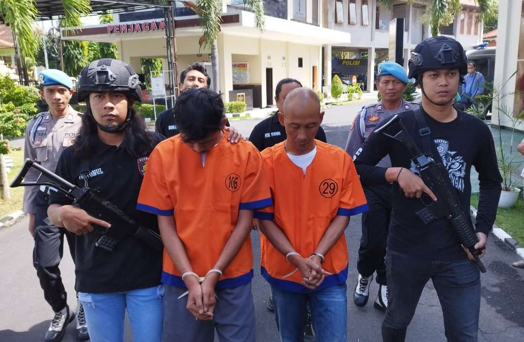 Tim Resmob Polresta Banyuwangi menggiring dua pelaku pembobol ATM (foto: Muh Hujaini/Ngopibareng.id)