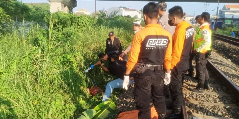 Evakuasi jenazah pria tewas terserempet kereta api di Jalan Raya Sememi (Foto: dok. BPBD Surabaya)