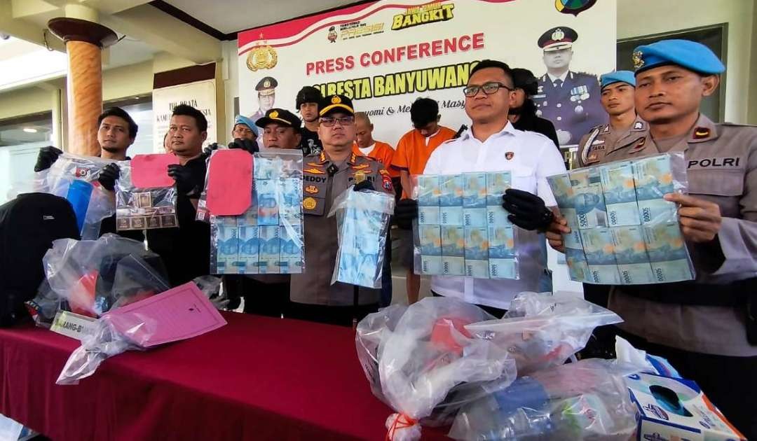 Kapolresta Banyuwangi Kombespol Deddy Foury Millewa menunjukan barang bukti yang diamankan (foto: Muh Hujaini/Ngopibareng.id)