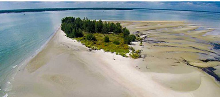 Pulau Rupat, Kecamatan Rupat Utara, Kabupaten Bengkalis, Riau, yang disebut pulaunya hampir habis akibat aksi sedot pasir laut secara ilegal. (Foto: bengkaliskab.go.id)