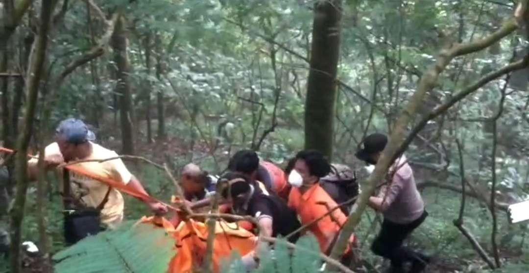 Proses evakuasi mayat dalam koper di jurang Gajah Mungkur.(Foto Dokumen Relawan Mojokerto)