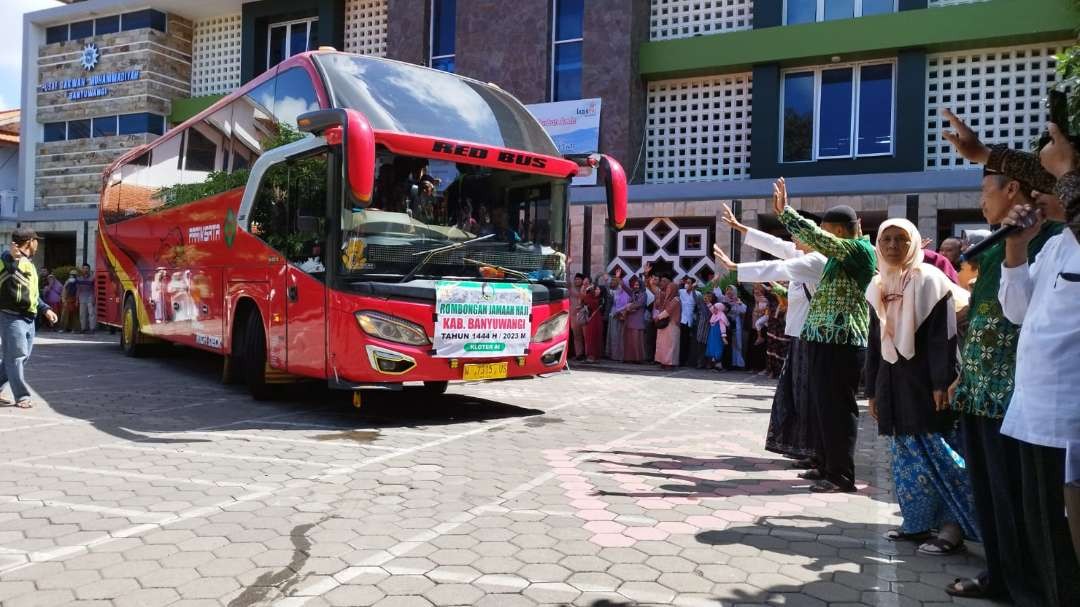 Keluarga melepas calon jemaah haji Banyuwangi. (Foto: Muh Hujaini/Ngopibareng.id)