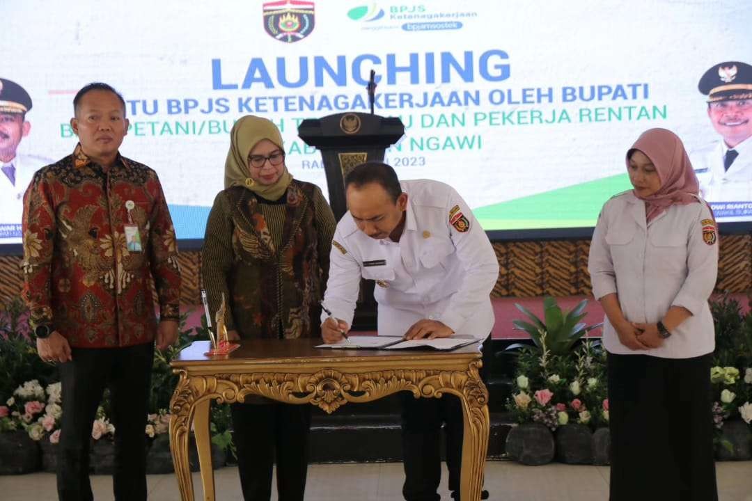 Bupati Ngawi Ony Anwar Harsono memberikan kartu BPJS kepada 7.616 buruh dan petani tembakau di Pendopo Wedya Graha, Ngawi Rabu 7 Juni 2023. (Foto: dok. Kominfo)