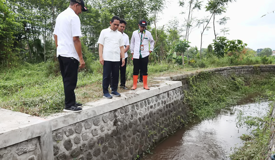 Bupati Lumajang Thoriqul Haq membangun afur tangkil di Desa Blukon, juga memasang pipa ke saluran irigasi yang mengarah ke Desa Blukon dan Boreng. (Foto: Kominfo Lumajang)