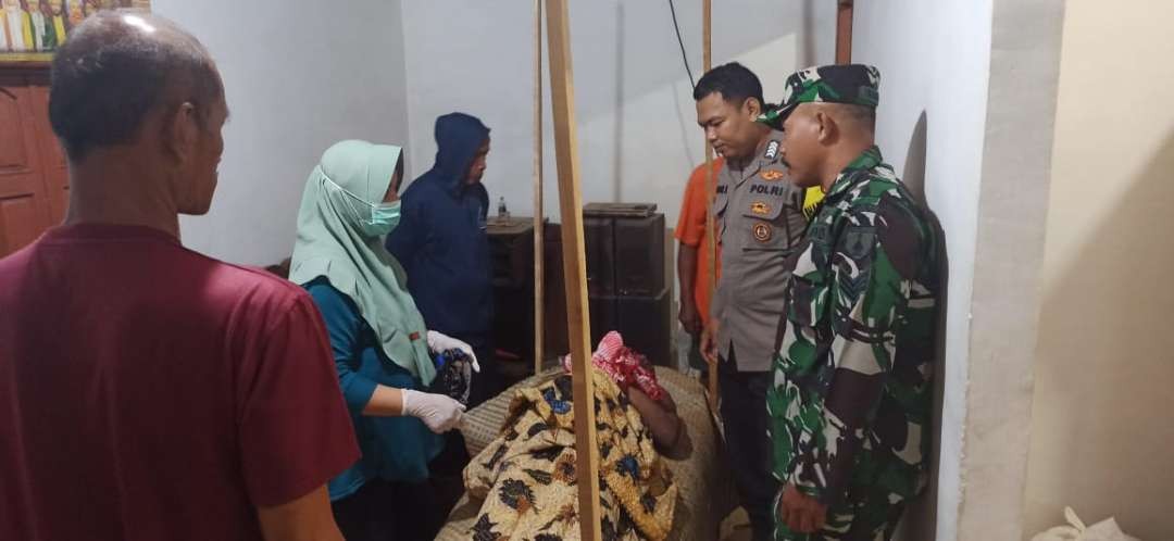 Anggota Polsek dan Koramil Sambeng,  saat berada di rumah duka (Foto: Istimewa)