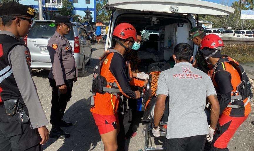 Jenazah warga negara India yang meninggal dievakuasi dengan ambulans (Foto: Basarnas Bali)