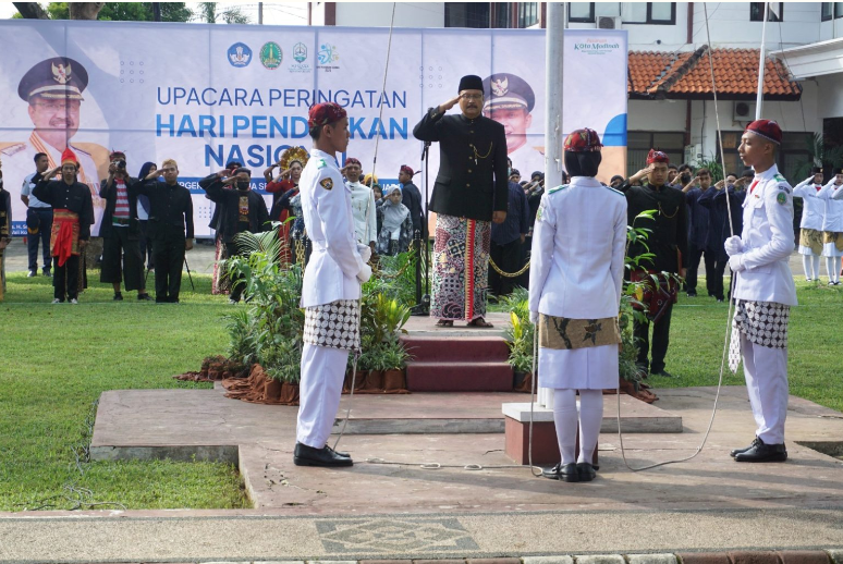 Walikota Pasuruan, Saifullah Yusuf (Gus Ipul) sebagai inspektur upacara peringatan Hari Pendidikan Nasional (Hardiknas) tahun 2023 bertempat di lapangan BKD, Selasa 02 Mei 2023.  (Foto: Humas Pemkot Pasuruan