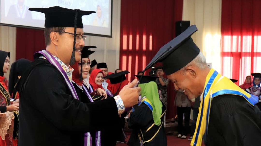 Walikota Pasuruan wisuda 290 lansia di Kota Pasuruan. Jumlah lansia di Kota Pasuruan sudah mencapai 20.000. Angka ini lebih tinggi rerata Jawa Timur. (Foto: Humas Pemkot Pasuruan)