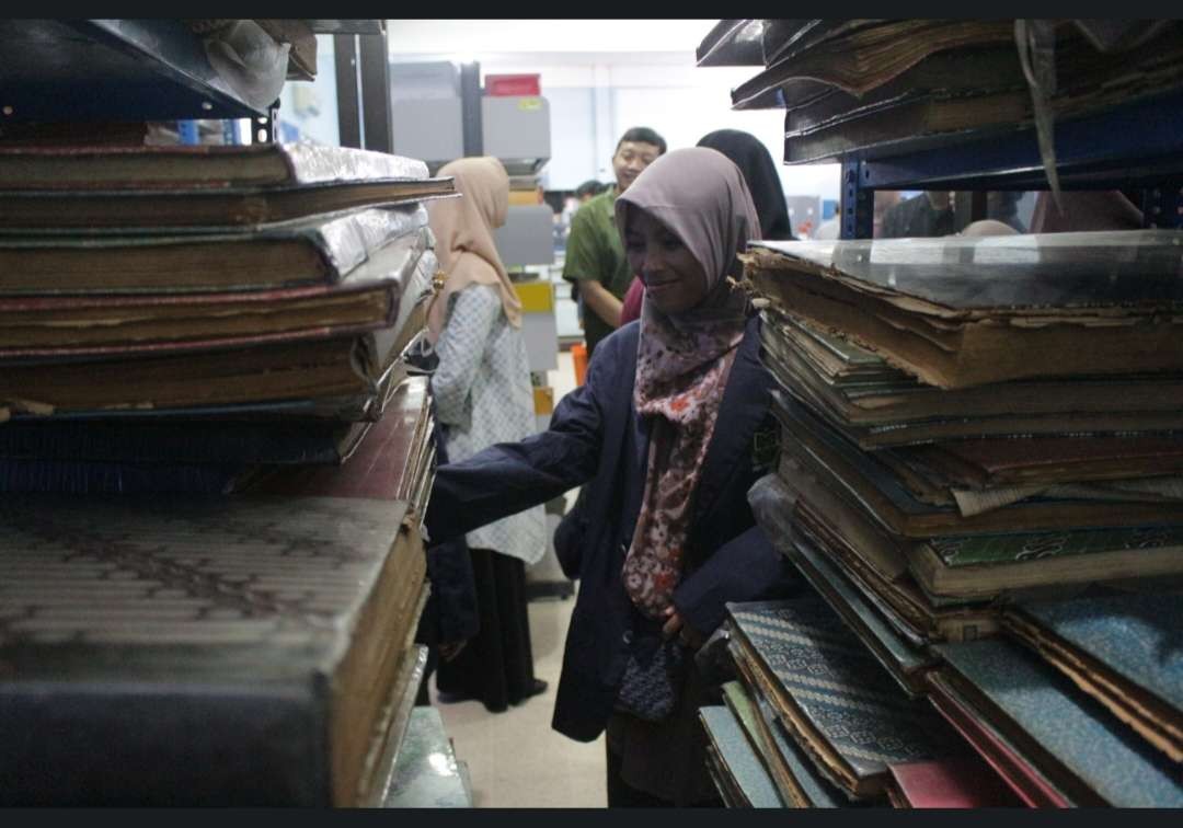 Mahasiswa semester 6 Jurusan Sejarah Peradaban Islam Fakultas Ushuluddin Adab dan Humaniora UIN Khas Jember berkunjung ke Stikosa AWS. (Foto: Dok. Stikosa AWS)