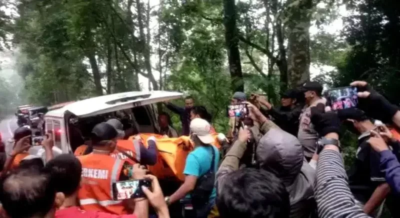 Proses evakuasi mayat dalam koper yang ditemukan di Pacet Cangar, Mojokerto. (Foto: Istimewa))