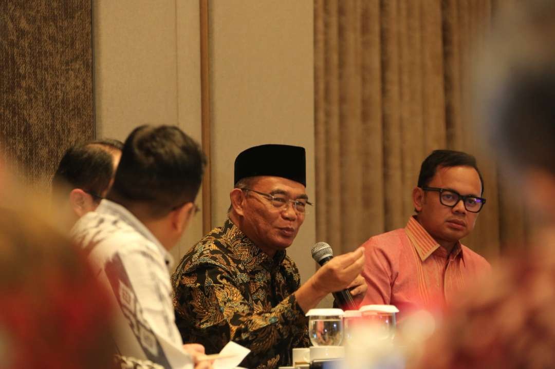 Menteri Koordinator Bidang Pembangunan Manusia dan Kebudayaan (Menko PMK) Muhadjir Effendy dalam diskusi  "Afternoon Coffee ke-6" pada rangkaian agenda Kompas Collaboration Forum - City Leaders Community Apeksi (Asosiasi Pemerintah Kota Seluruh Indonesia). (Foto: Ist)