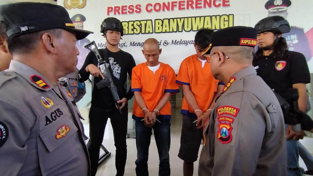 Kapolresta Banyuwangi Kombespol Deddy Foury Millewa menginterogasi dua pelaku pembobolan ATM. (foto: Muh Hujaini/Ngopibareng.id)